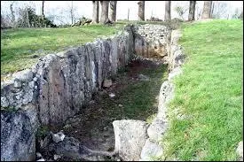 Où trouve-t-on "la Cave aux Fées", datant de la fin du Néolithique ?