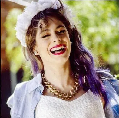 Dans la saison 3, Violetta s'est teint les cheveux en :