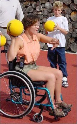 Une incoordination des mouvements due à une atteinte du système nerveux central est une ... .