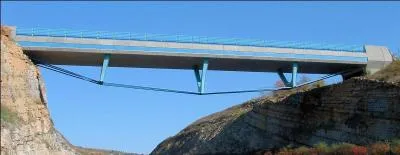 Le pont du Truc de la Fare d'une longueur de 53 m, construit en 1993, enjambe l'A75 en Lozère à :