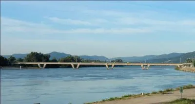 Ce pont ferroviaire de 300 m de long traverse le Rhône en Ardèche, il a été construit en 1955 à :