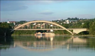 Ce viaduc en arc a une longueur de 196 m, il traverse le Rhône dans le département du même nom, il a été construit en 1950 entre Ternay et Grigny. Il se nomme :