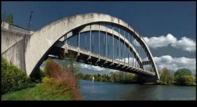 Ce pont routier de 140 m en arc enjambe la Seine dans l'Eure, il a été construit en 1947 à :