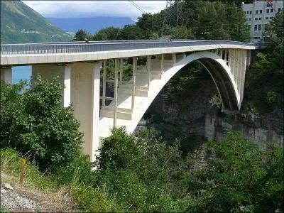 Ce pont en arc sur le Drac en Isère a une hauteur libre de 72 m, il a été 
construit en 1928 à Corps et Pellafol, il se nomme :