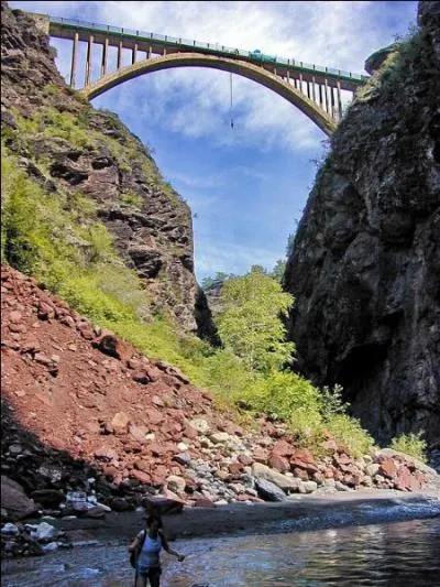 Ce pont en arc a une portée de 58 m sur les gorges du Daluis à Guillaumes dans les Alpes-Maritimes, il a été construit en 1923, il s'appelle :