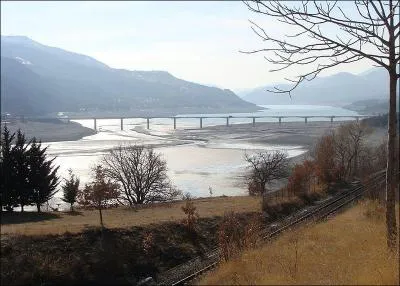Ce pont de 924 m de long sur la Durance (lac de Serre-Ponçon) dans les Hautes-Alpes, a été construit en 1960 à :