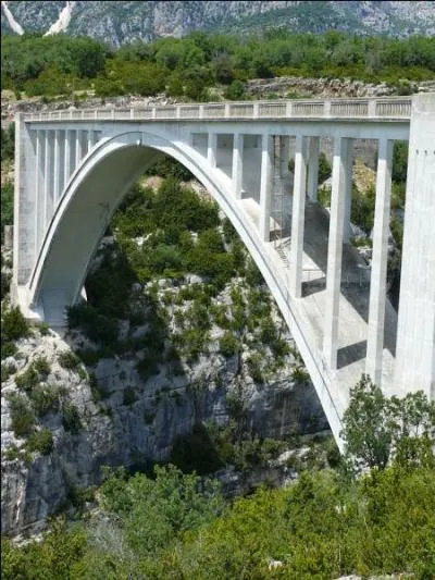 Le pont de Chaulière de 142 m de long est le plus haut pont d'Europe avec 182 m de hauteur. Construit en 1940, il enjambe l'Artuby dans le Var à :