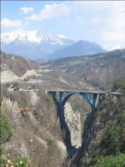 Ce pont en arc d'une portée de 92 m sur le Drac en Isère a une hauteur libre de 103 m, il a été construit en 1941 à :