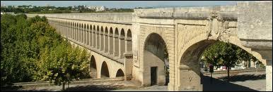 L'Aqueduc des Arceaux, de son vrai nom l'Aqueduc Saint-Clément se situe à ... (c'est une ville du Languedoc-Roussillon).