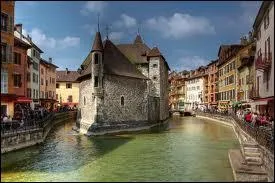 Ancienne maison forte, le Palais de l'Isle se situe à ...