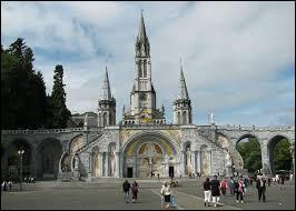 Nous allons découvrir la Basilique Notre-Dame du Rosaire. Monument de la Cité Mariale, elle se situe dans la ville ...