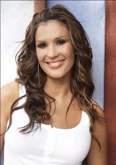 Avec qui chante-t-elle "Game Over" ?