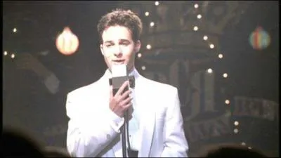 [Superstar] Que possède Giles sur Jonathan ?