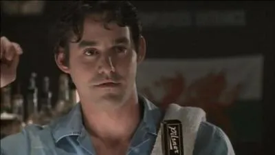 [Breuvage du diable] Quel objet sort Alex aux filles qui s'assoient à son bar ?