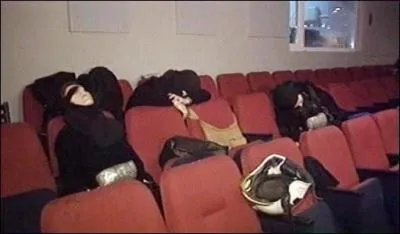 Quel est le pays où les forces spéciales utiliseront un puissant gaz neutralisant pendant une opération, suite à une prise d'otages de plus de 900 personnes dans un théâtre en 2002 ?