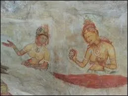 Qui est nettement en relief par rapport &agrave; ce qui l'environne, qui forme une avanc&eacute;e :