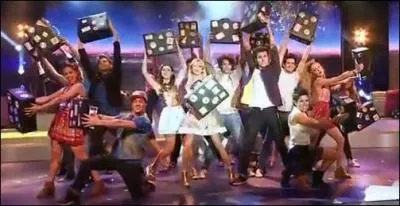 Dès la 1re minute, Violetta se trouve :