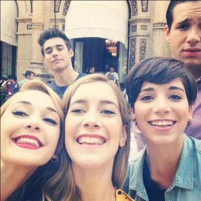 Avec qui fait-il équipe ?