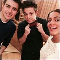 Sur quelle chanson, Violetta et Leon s'embrassent-ils lors d'un concours ?