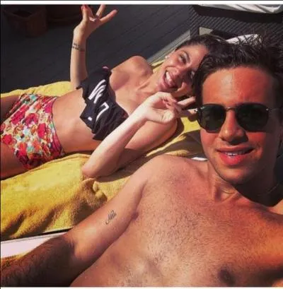 Pourquoi Alex mène-t-il une double vie ?