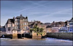 Nous partons à la découverte de Landerneau, ville bretonne située dans le département ...