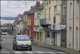 Nous sommes dans le centre-ville de Moncoutant. Commune du Poitou-Charentes, dans l'arrondissement de Parthenay, elle se situe dans le département ...
