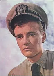 Voici une autre star de l'époque, Robert Walker, qui quitta la vie militaire pour le cinéma, où il fit une très forte impression notamment dans un célèbre film d'Alfred Hitchcock, dans un rôle très noir dans lequel il est difficile de l'oublier. Vous souvenez-vous de ce grand film ?