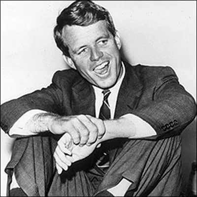 Il avait pour lui la célèbre mâchoire carrée des Kennedy, les yeux clairs, un sourire dévastateur, mais aussi un sens certain de la justice, dans une société américaine encore très muselée au temps où il officia, pour son frère, à la Maison Blanche. Quelle fonction y occupait Bobby Kennedy  ?