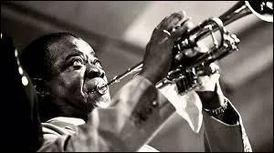 Quelle chanson parlant de la couleur de peau, fut chantée par Armstrong ?