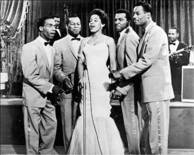 C'est une chanson crée par un groupe des années 1950, elle a été reprise par Freddie Mercury. Voici deux des vers de cette chanson, probablement le refrain : 
Ce sentiment d'illusion est trop réel
Trop réel quand je sens ce que mon coeur ne peut cacher
Quelle est cette chanson ?