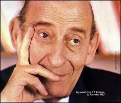 Octobre : Le philosophe Raymond Aron a dénoncé la bienveillance dont bénéficiaient les régimes communistes en France. Il a toujours appliqué l'adage énoncé par un autre philosophe, Alain, qui avait écrit :