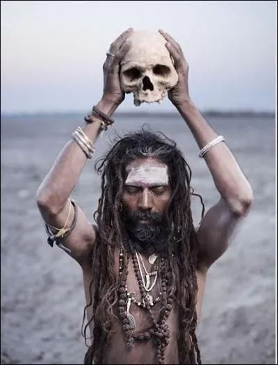 Quelle est cette secte hindoue qui mange un des siens quand il meurt ?