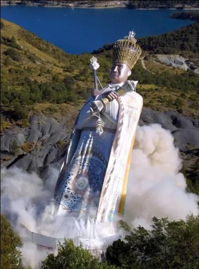Dans quel temple en 2008, sa statue principale sera détruite sur décision de la justice française ?