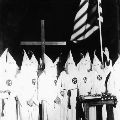 Cette société secrète américaine raciste, fondée par des anciens vétérans sudiste après la guerre de sécession est le Ku Klux Klan . Que signifie l'abréviation K.K.K ?