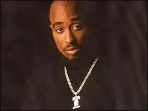 Sous quel label 2Pac était-il sous contrat (sur la photo) ?