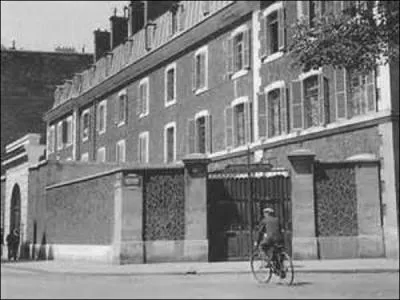 Tout commence en septembre 1894, par un bordereau découvert par le service de contre-espionnage et qui aurait été transmis à l'ambassade d'Allemagne. Très vite les soupçons se tournent vers Dreyfus : l'écriture est ressemblante, de plus ce dernier est considéré comme antipathique et (cerise sur le gâteau) d'origine alsacienne et de confession juive. Il est arrêté le 15 octobre et emprisonné à :