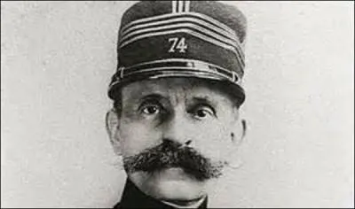 Il en avertit aussitôt sa hiérarchie, qui lui donne l'ordre de se taire et il est muté à un nouveau poste en Tunisie. L'état-major refuse de revenir sur son jugement, malgré l'identification de l'écriture de ce courrier par des proches de ce traître qui communique avec l'Empire allemand depuis 1894. Mais comment se nomme ce militaire qui se verra acquitté en 1898 par un non-lieu ?