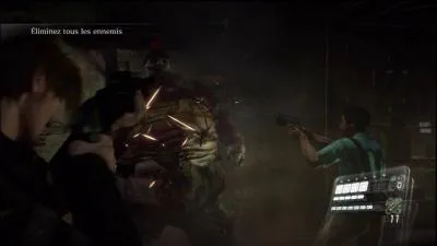 Combien de personnes au total se trouvent dans l'armurerie du premier chapitre ?