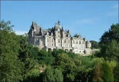 Ce château richement meublé est noyé dans la verdure d'un parc très entretenu et particulièrement remarquable.
Quel suffixe signifiant « feu » rajoutez-vous à « Mont » afin d'en avoir le nom complet ?