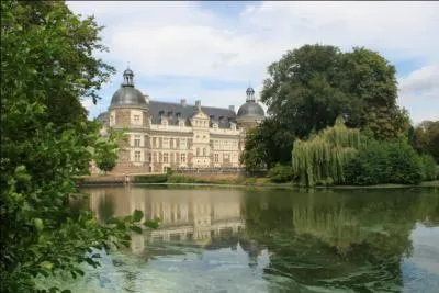 Cet ancien château fort, transformé en élégante demeure de style Renaissance, offre une harmonieuse façade de schistes bruns et de tuffeau blanc protégée par une belle toiture en ardoise. 
Quel est son nom ?
