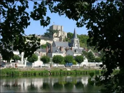 Murs fortifiés, tours cylindriques, pont-levis avant d'accéder à un bastion carré en pierre pour ce château dominant le Cher, devenu plus tard résidentiel.
Quel nom porte cette merveille dont la restauration avait été voulue par Richard Cur de Lion ?