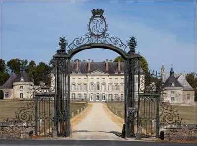 Passez la grille, puis admirez cette construction du XVIIIe siècle bâtie par un maréchal de France sous Louis XV, en plein coeur de l'Anjou. De la demeure d'origine, restent les deux tours d'angle du XVe siècle.
Il s'agit du château de Montgeoffrey se trouvant non loin de la « ville verte, blanche, noire ou des fleurs » selon les époques.