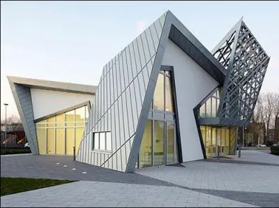 "Où se miroitait l'éclat syncopé des éclairs". Quel est le sens de "syncopé" ?