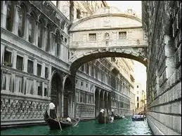 Dans quelle ville se trouve le "Pont des Soupirs" ?