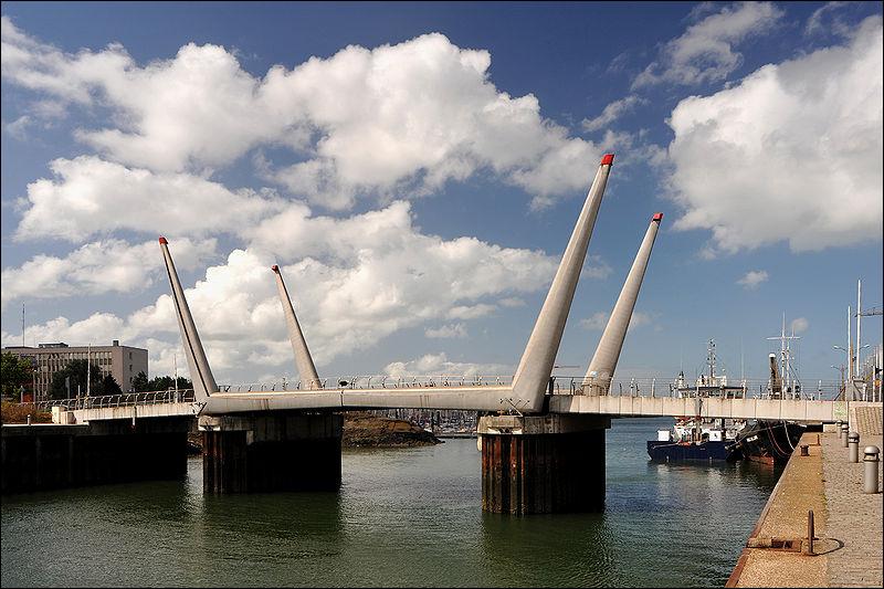 Le pont de la Bataille du Texel est en poutres aluminium, il a reçu le prix de ''plus beau pont métallique'' en 1996. Il a été construit dans le département du Nord en 1944, dans le port de :
