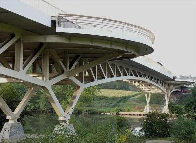 Le pont Saint-Pritz, en treillis de 160 m de long sur la Mayenne dans le département du même nom, a été construit en 1998 à :