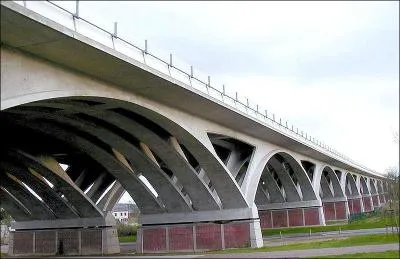 Ce viaduc en arc de 275 m de long enjambe l'A29, il a été construit en 1998 dans le Calvados à :