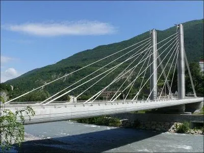 Ce pont à haubans, monopylone, a été construit sur le Var dans le département du même nom en 2005 entre :