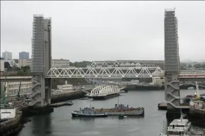 Le pont de la Recouvrance de 88 m de long est levant, il enjambe le Penfeld à une hauteur de 70 m, il a été construit dans le Finistère en 1954 à :