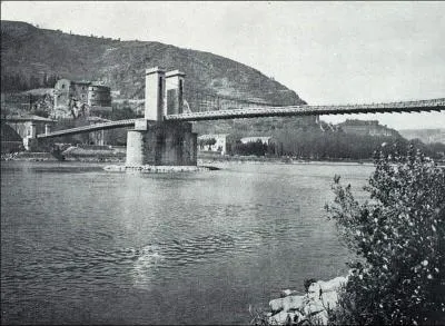 Ce pont routier construit sur le Rhône entre les départements de la Drôme et de l'Ardèche en 1825, a été détruit en 1965 (il a été le premier grand pont suspendu léger construit en Europe) il était situé à :